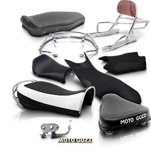 Mehrere Motorrad-Sitzbänke in verschiedenen Formen, Farben und Polsterungen, teils mit Logo.